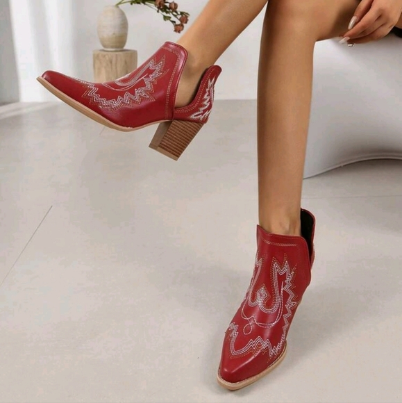 NEW FLORAL EMBROIDERED POINTED TOE CHUNKY HEELED BOHO WESTERN BOOTIES ♥️ - Picture 4 of 8